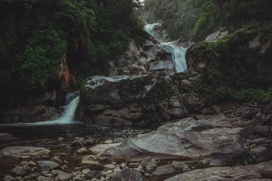 Pemandangan Air Terjun Curup Tujuh dengan kolam alami dan tebing hijau